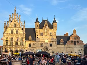 Stadhuis en Grote Markt te Mechelen